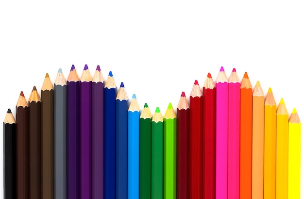 Lápices de colores aislados sobre superficie blanca