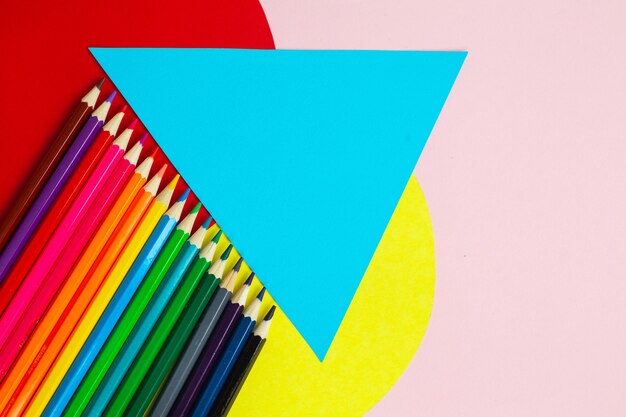 Foto lápices de colores brillantes arco iris sobre fondo de color creativo.