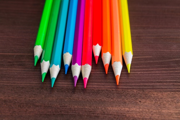 Lápices de colores brillantes en la mesa de madera