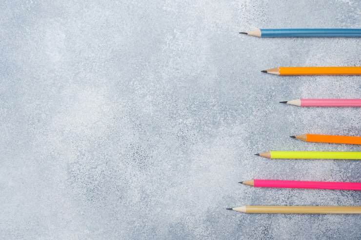 Lápices de colores brillantes sobre la mesa gris. concepto de escuela. Copia espacio