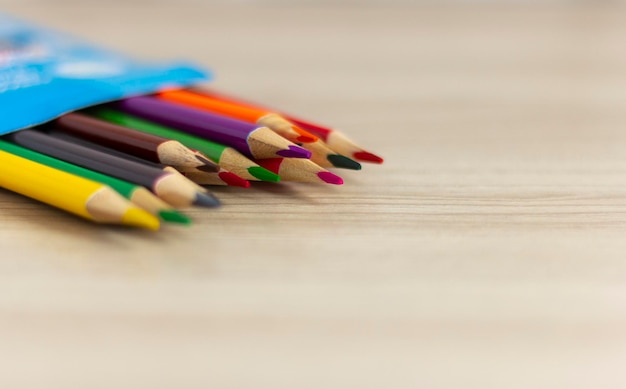 Lápices de colores en una caja sobre la mesa.