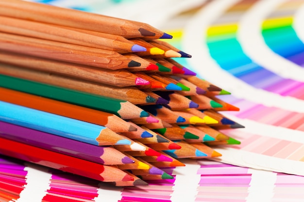 Lápices de colores y carta de colores de todos los colores.