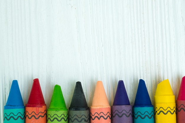 Lápices de colores de cera lápices en mesa de madera blanca
