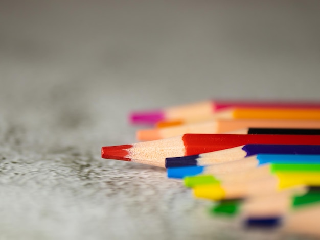 Lápices de colores de cerca sobresale un lápiz rojo