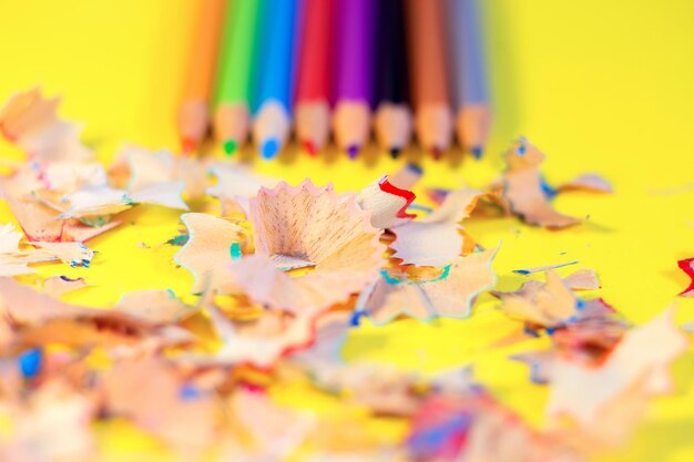 Foto lápices de colores cincelados yacen maravillosamente sobre un fondo amarillo