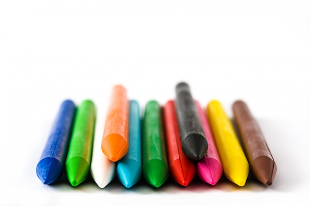 Lápices de colores coloridos aislados en blanco