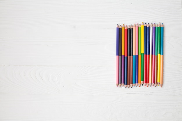 Lápices de colores con copia espacio aislado sobre fondo blanco, concepto de marco de educación.