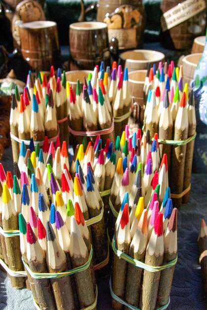 Lápices de colores cubiertos de madera en paquetes