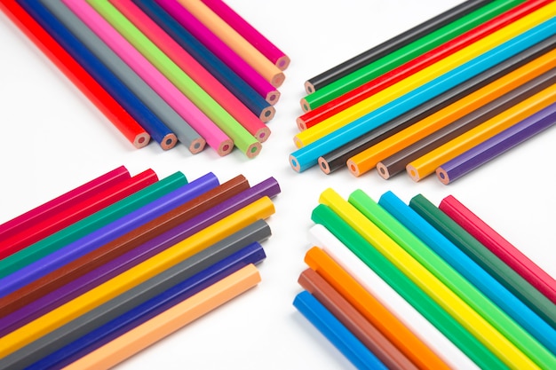 Lápices de colores para dibujar aislados.
