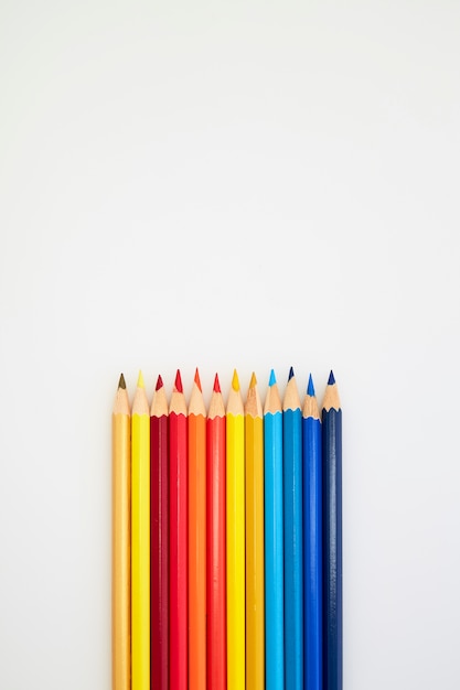 Foto lápices de colores para dibujar en blanco
