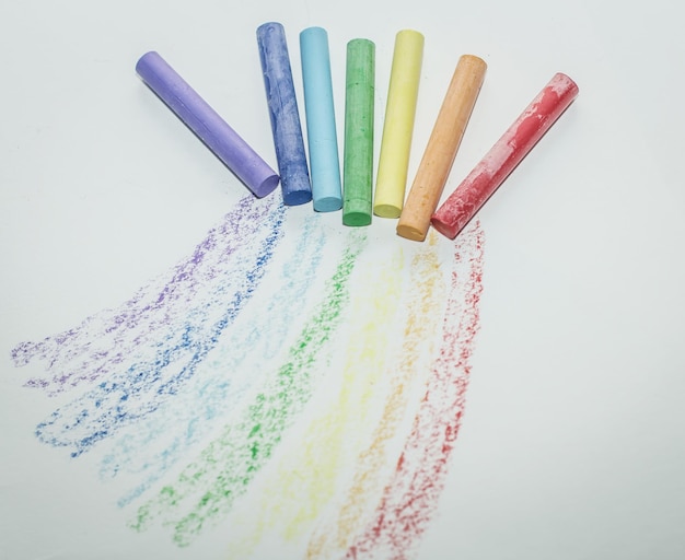 Lápices de colores para dibujar el concepto de creatividad infantil.
