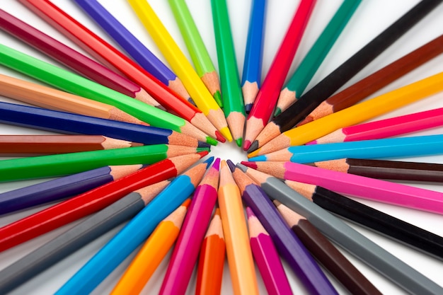 Lápices de colores para dibujar sobre un fondo blanco.
