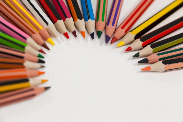 Lápices de colores dispuestos en semicírculo