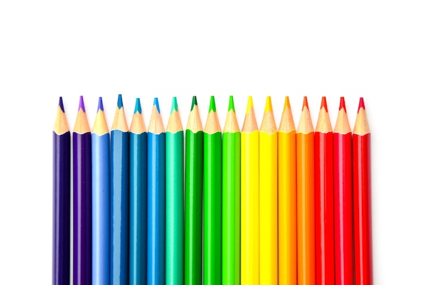 Los lápices de colores están aislados en un fondo blanco.