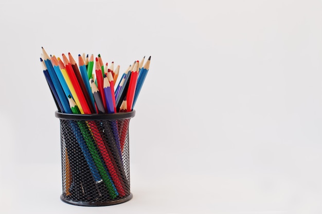 Lápices de colores en estuche negro aislado en blanco