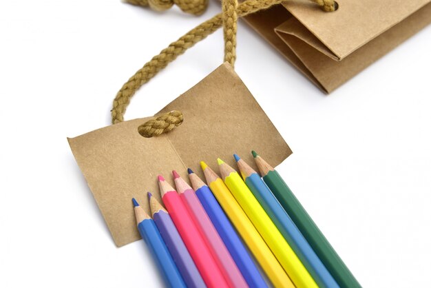 Lápices de colores en la etiqueta de papel