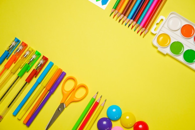 Lápices de colores de madera de paleta de acuarela y pinceles para pintar de color