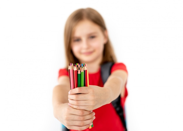 Lápices de colores en manos de niña