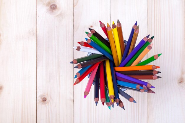 Lápices de colores en la mesa de madera
