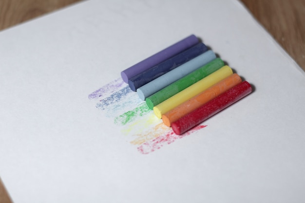 Lápices de colores multicolores para dibujar aislado en un blanco