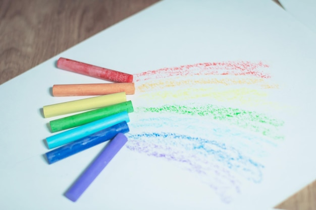 Foto lápices de colores para niños para dibujar aislado sobre un fondo blanco.