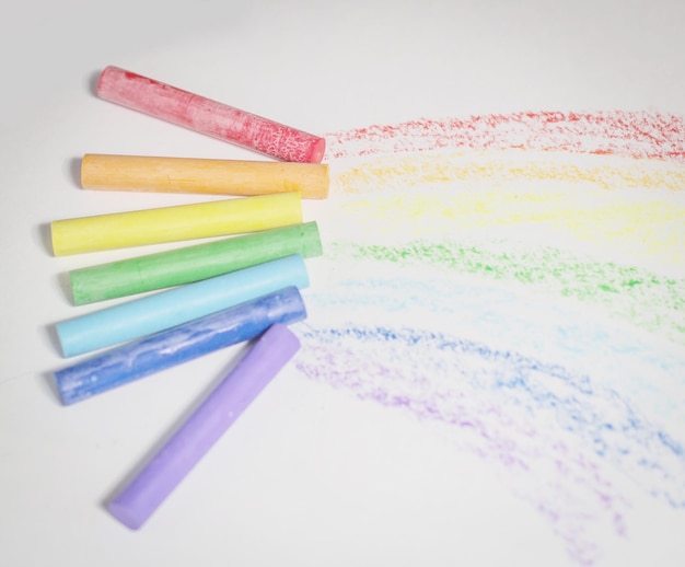 Lápices de colores para niños para dibujar aislado sobre un fondo blanco.