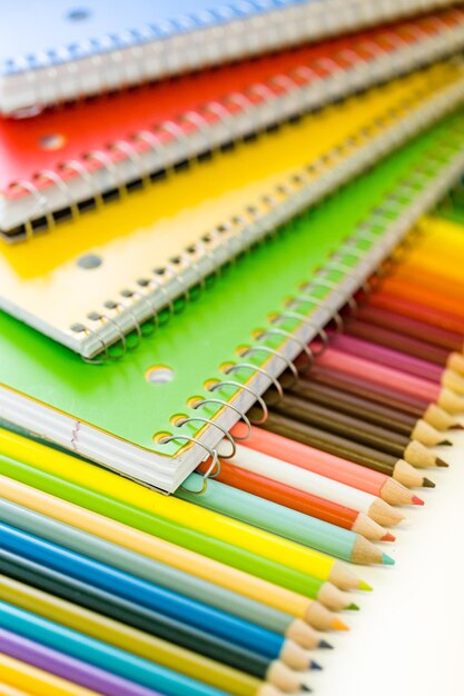 Lápices de colores nuevos desde el primer momento para los útiles escolares.