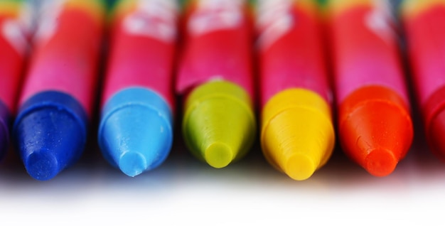 Foto lápices de colores pastel de colores aislados en blanco
