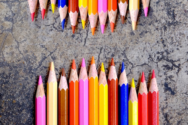 lápices de colores en el piso