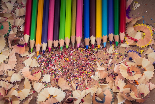 Lápices de colores sobre un cuaderno