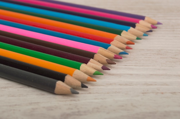 Lápices de colores sobre una mesa de madera.