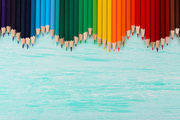 Lápices de colores sobre mesa de madera