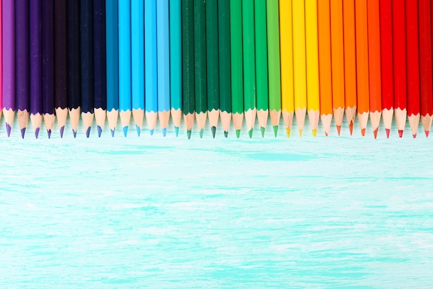 Foto lápices de colores sobre mesa de madera