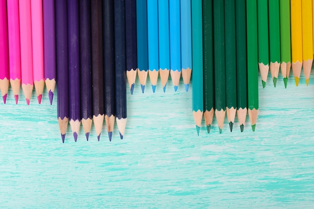 Lápices de colores sobre mesa de madera