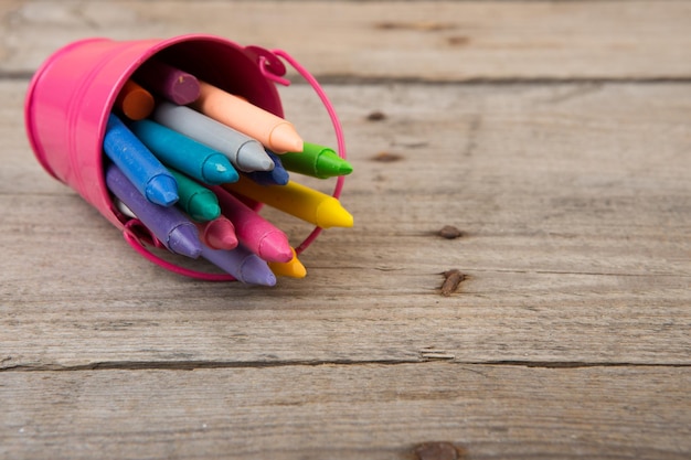 Lápices de colores sobre la mesa de madera