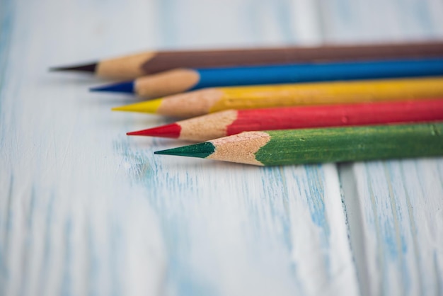 Lápices de colores sobre una tabla de madera. Concepto de oficina