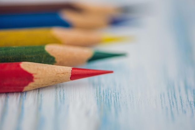 Lápices de colores sobre una tabla de madera. Concepto de oficina