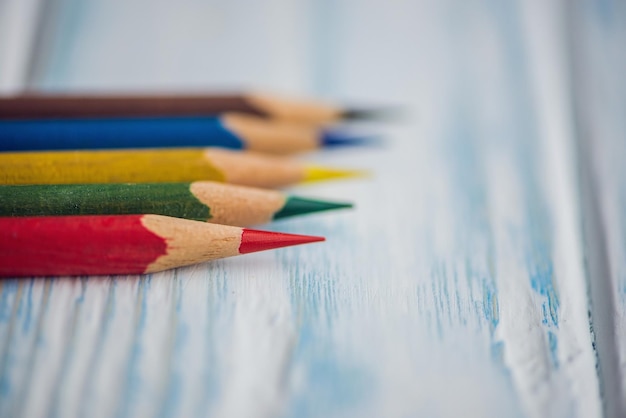 Lápices de colores sobre una tabla de madera