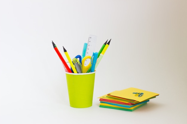 lápices de colores en un vaso