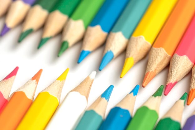 Lápices de colores yacen en una fila Una línea dibujada con puntas de lápiz Conjunto de crayones para ilustraciones Estudio de arte Listo para la escuela