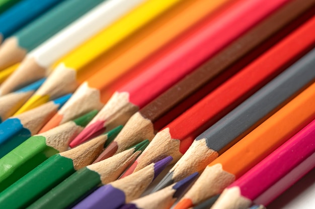 Lápices de colores yacen en una fila Una línea dibujada con puntas de lápiz Conjunto de crayones para ilustraciones Estudio de arte Listo para la escuela