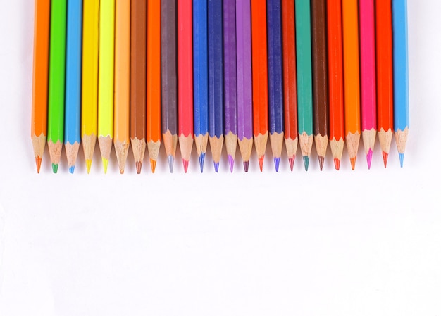 Foto los lápices de colores yacían sobre una mesa blanca.