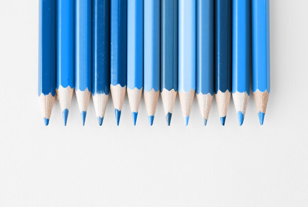 lápices en diferentes tonos de color azul clásico