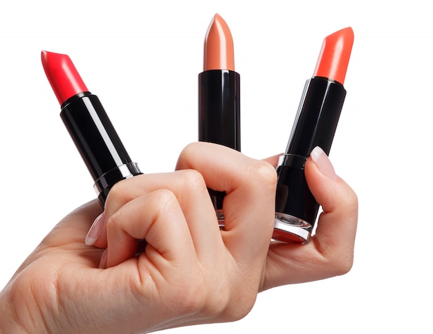 Lápices labiales diferentes en la mano