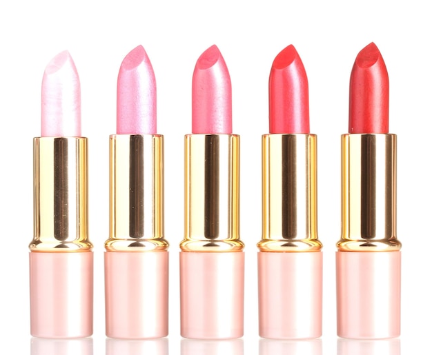 Lápices labiales hermosos aislados en blanco