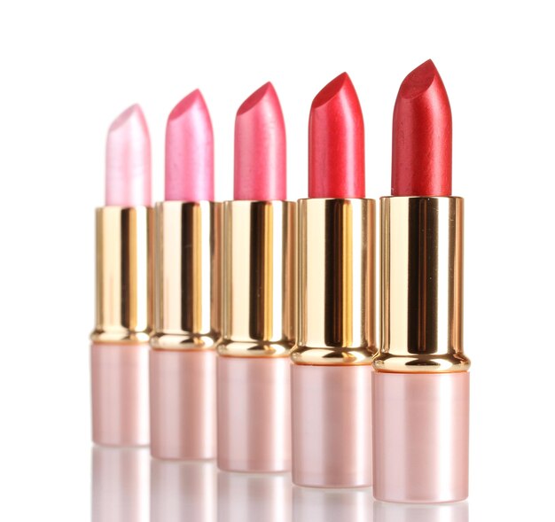 Lápices labiales hermosos aislados en blanco