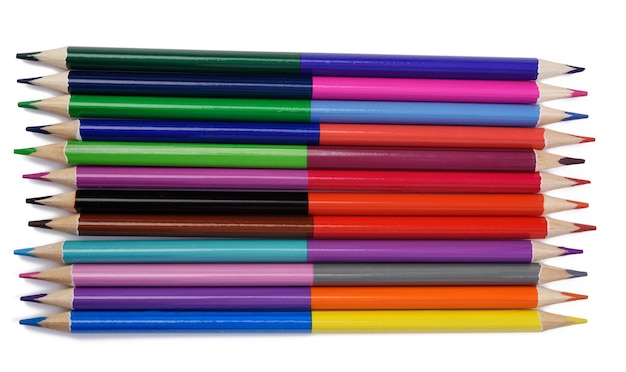 Lápices de madera de colores afilados sobre un fondo blanco, vista superior