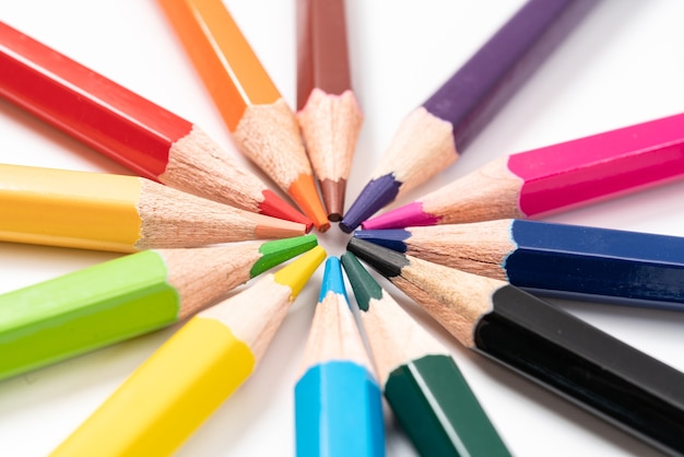 Lápices de madera de colores aislados sobre fondo blanco.