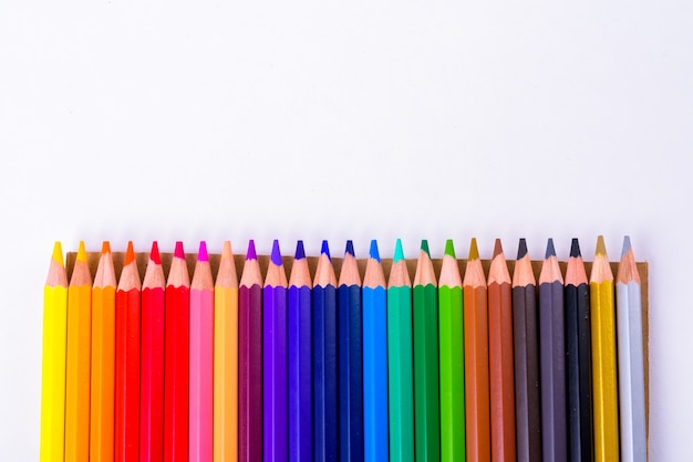 Lápices de madera de colores en una fila aislada