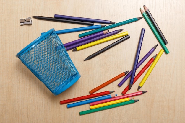 Lápices de madera de diferentes colores con soporte metálico y sacapuntas